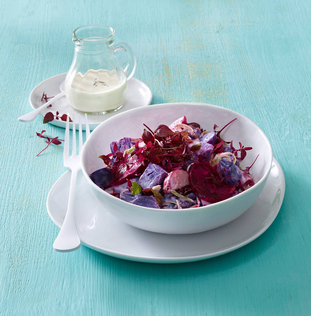 Kartoffelsalat mit Roter Bete, Lauchzwiebelstreifen und saure Sahne-Dressing und roter Shiso-Kresse Rezept