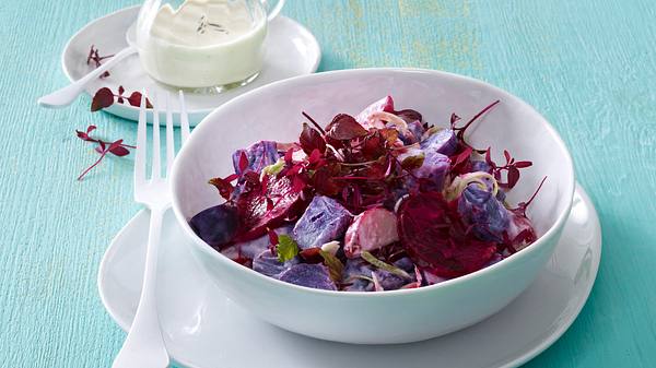 Kartoffelsalat mit Roter Bete, Lauchzwiebelstreifen und saure Sahne-Dressing und roter Shiso-Kresse Rezept - Foto: Fucke, Johannes