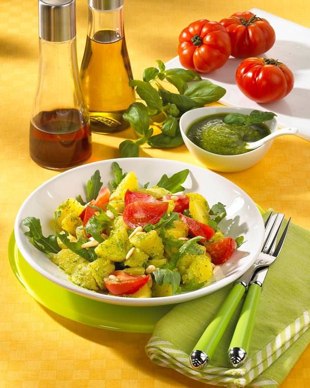 Kartoffelsalat mit selbstgemachtem Pesto, Rauke und Tomate Rezept | LECKER