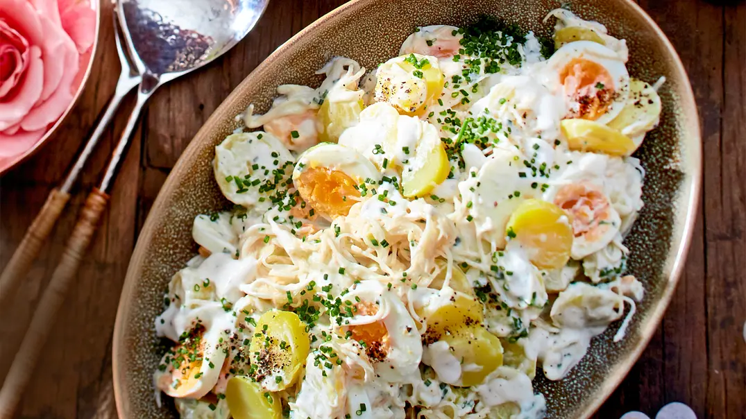Kartoffelsalat mit Sellerie und Ei Rezept - Foto: LECKER @ Bauer Media Group Kartoffelsalat mit Sellerie und Ei Rezept - Foto: LECKER @ Bauer Media Group