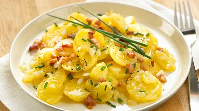 Deftiger Kartoffelsalat mit Speck - Foto: LECKER @ Bauer Media Group