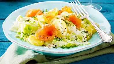 Kartoffelsalat mit Stremellachs, Gurke und Meerrettich-Joghurt-Dressing Rezept - Foto: LECKER @ Bauer Media Group