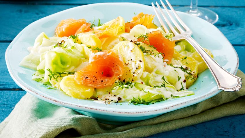 Kartoffelsalat mit Stremellachs, Gurke und Meerrettich-Joghurt-Dressing Rezept - Foto: House of Food / Bauer Food Experts KG