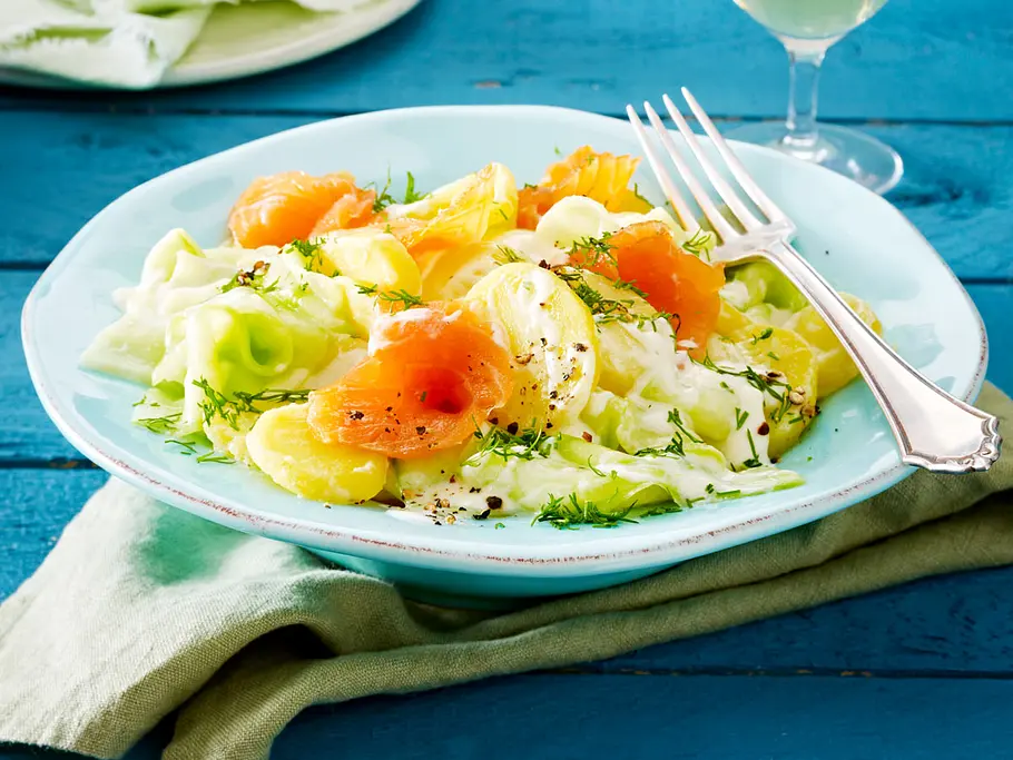 Kartoffelsalat mit Stremellachs, Gurke und Meerrettich-Joghurt-Dressing Rezept Kartoffelsalat mit Stremellachs, Gurke und Meerrettich-Joghurt-Dressing Rezept