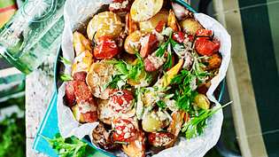 Kartoffelsalat mit Tomatendressing Rezept - Foto: LECKER @ Bauer Media Group