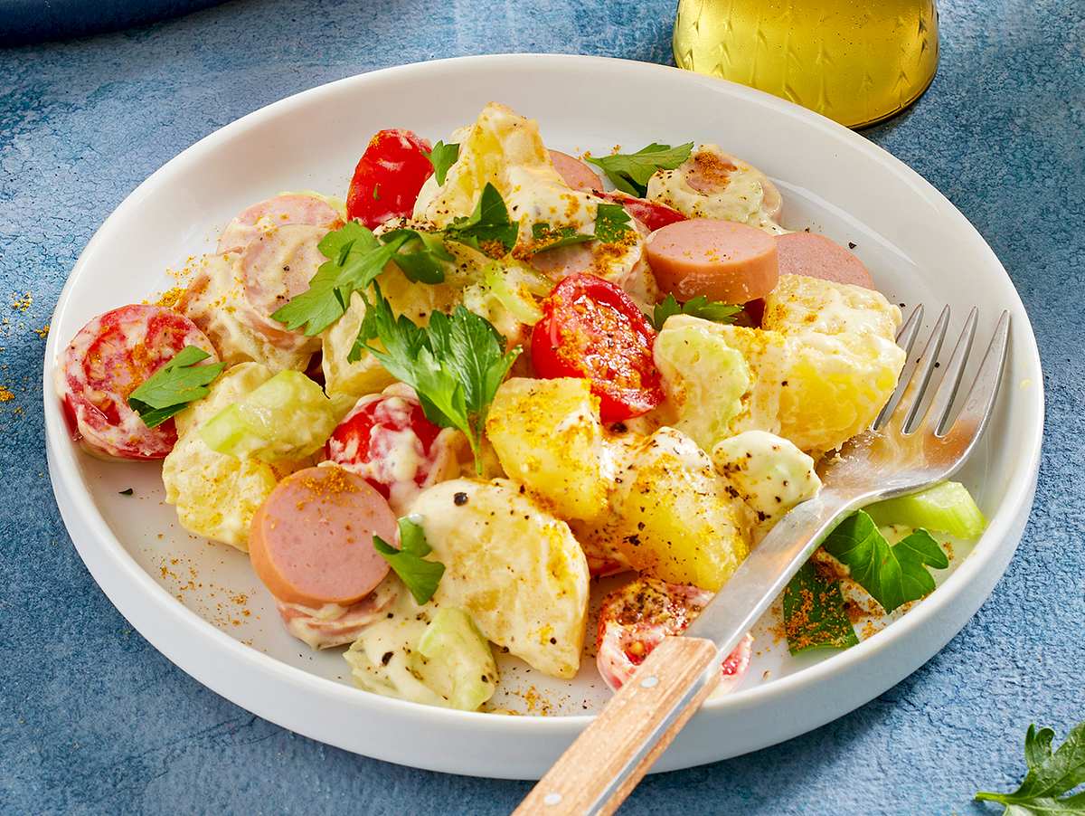 Kartoffelsalat mit Würstchen und Joghurt-Dressing