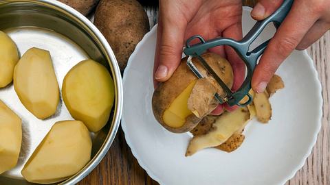 Kartoffelschäler – die praktischen Helfer im Vergleich - Foto: iStock/Bilanol