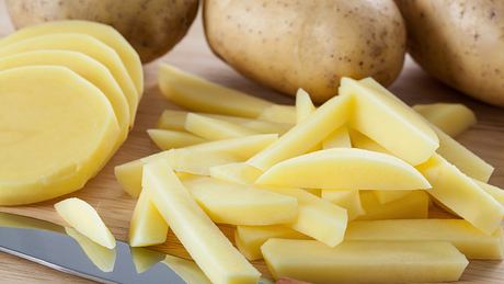 Die besten Kartoffelschneider im Vergleich - Foto: iStock/ KatarzynaBialasiewicz