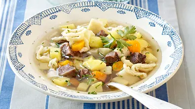 Kartoffelschnitz und Spätzle (Rinderbrühe mit Spätzle) Rezept - Foto: LECKER @ Bauer Media Group
