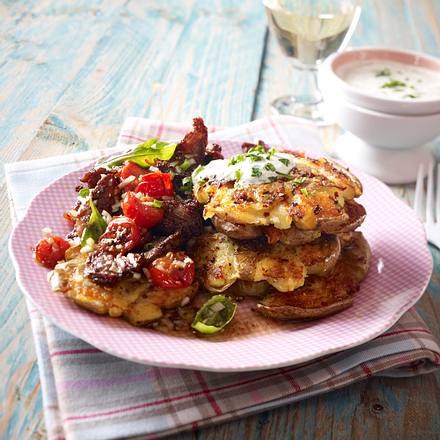 Kartoffelschnitzelchen mit Steakstreifen und Wildkräuterdip Rezept Kartoffelschnitzelchen mit Steakstreifen und Wildkräuterdip Rezept