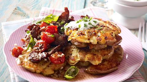 Kartoffelschnitzelchen mit Steakstreifen und Wildkräuterdip Rezept - Foto: House of Food / Bauer Food Experts KG