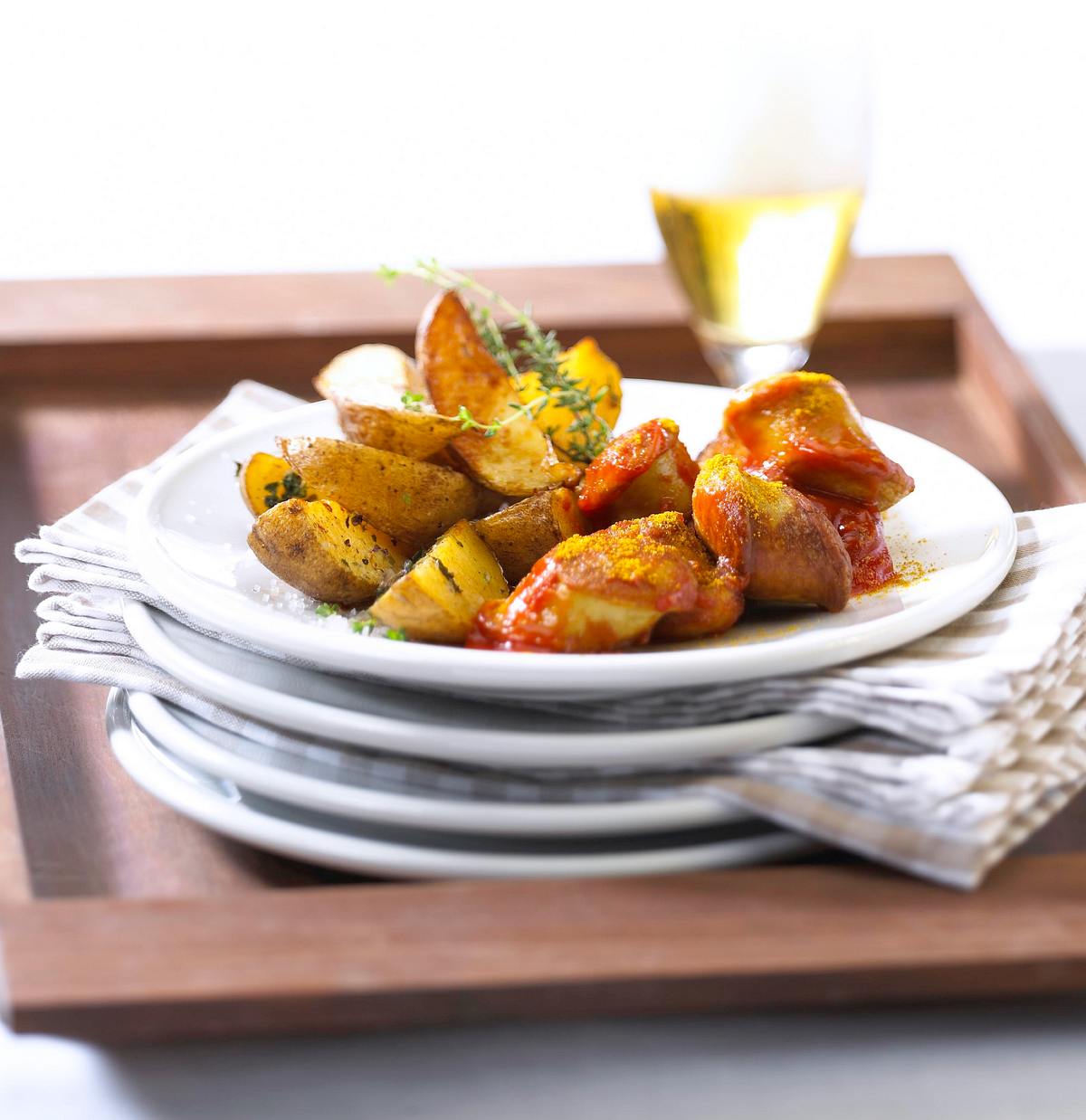 Kartoffelspalten mit Currywurst Rezept