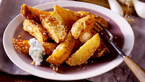 Knusprig gebackene Kartoffelecken mit Sesam aus der Heißluftfritteuse. - Foto: House of Food / Bauer Food Experts KG