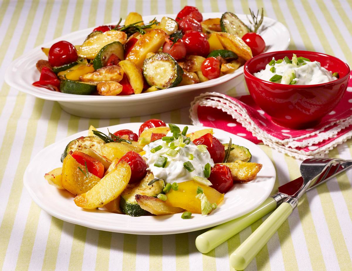 Kartoffelspalten und Gemüse vom Blech mit Quark-Dip Rezept