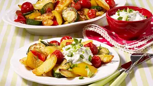 Kartoffelspalten und Gemüse vom Blech mit Quark-Dip Rezept - Foto: LECKER @ Bauer Media Group Kartoffelspalten und Gemüse vom Blech mit Quark-Dip Rezept - Foto: LECKER @ Bauer Media Group