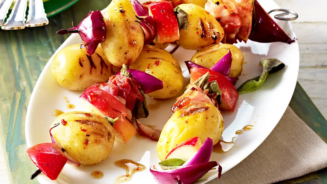 Kartoffelspieße mit Äpfeln und Bacon Rezept - Foto: LECKER @ Bauer Media Group Kartoffelspieße mit Äpfeln und Bacon Rezept - Foto: LECKER @ Bauer Media Group