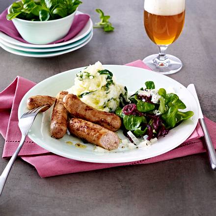 Kartoffelstampf mit Feldsalat, roten Zwiebeln und Nürnberger Würstchen Rezept