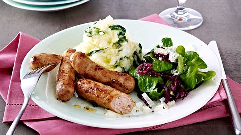 Kartoffelstampf mit Feldsalat, roten Zwiebeln und Nürnberger Würstchen Rezept - Foto: House of Food / Bauer Food Experts KG