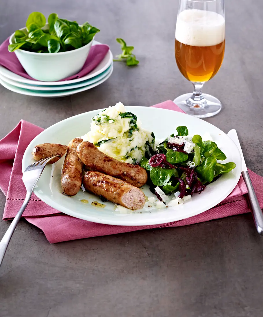 Kartoffelstampf mit Feldsalat, roten Zwiebeln und Nürnberger Würstchen Rezept