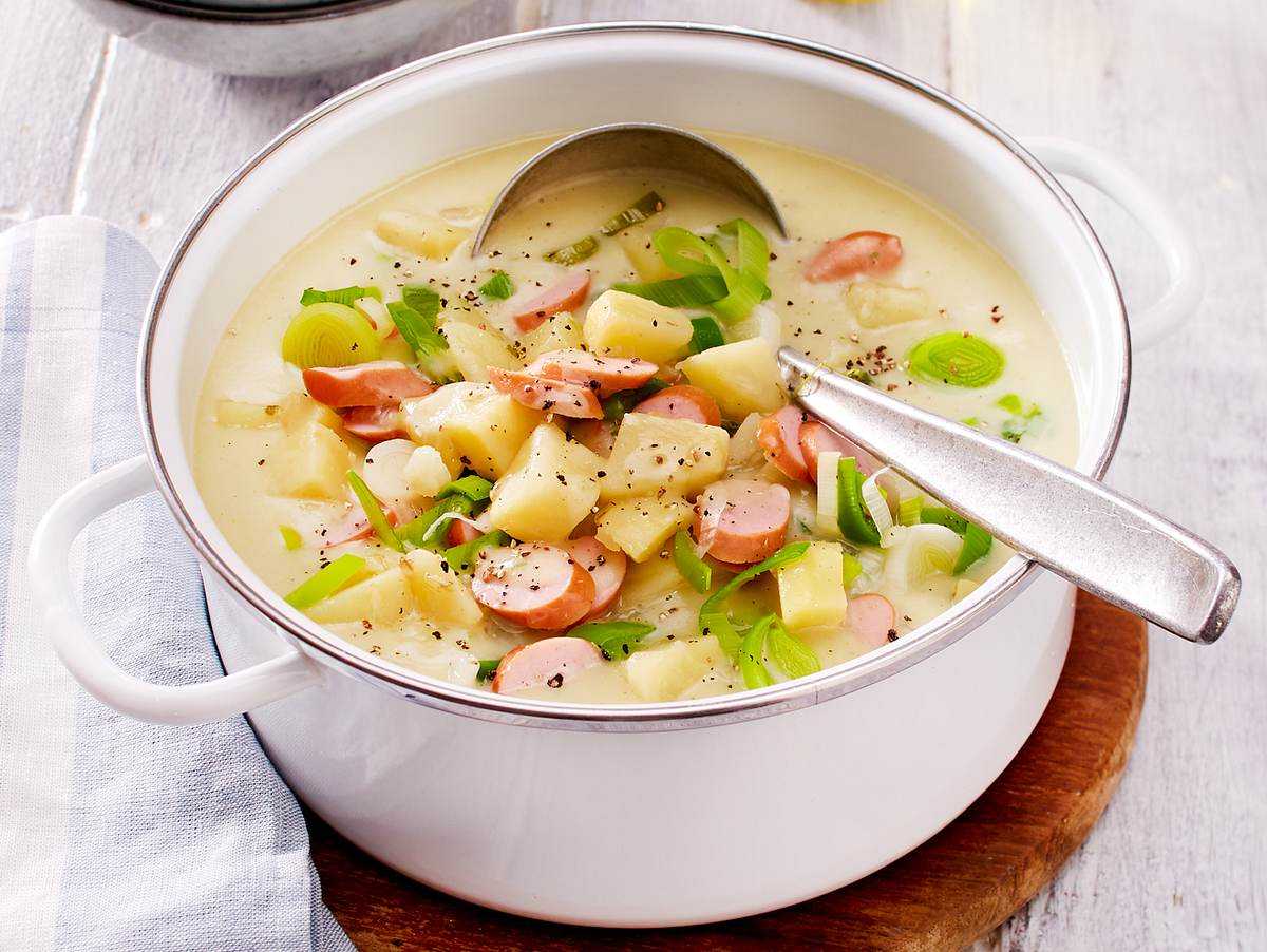 Klassische Kartoffelsuppe mit Porree und Wiener Würstchen