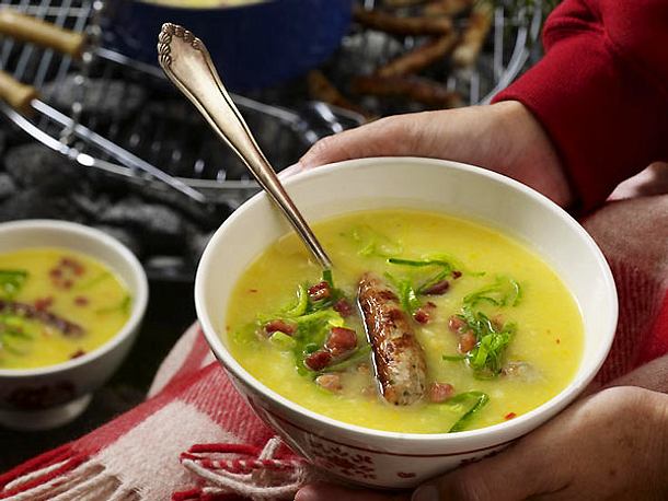Kartoffelsuppe mit Grillwürstchen Rezept