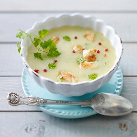 Kartoffelsuppe mit Hähnchenfilet, Kerbel und rosa Beeren Rezept Kartoffelsuppe mit Hähnchenfilet, Kerbel und rosa Beeren Rezept