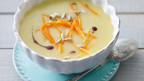 Kartoffelsuppe mit Möhrenstreifen, Sonnenblumenkernen und Kürbiskernöl Rezept - Foto: House of Food / Bauer Food Experts KG