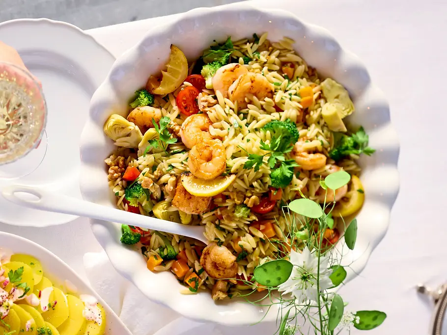 Orzo-Salat mit feinen Garnelen Rezept Orzo-Salat mit feinen Garnelen Rezept