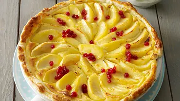 Käse-Apfel-Tarte mit Preiselbeeren Rezept - Foto: LECKER @ Bauer Media Group Käse-Apfel-Tarte mit Preiselbeeren Rezept - Foto: LECKER @ Bauer Media Group