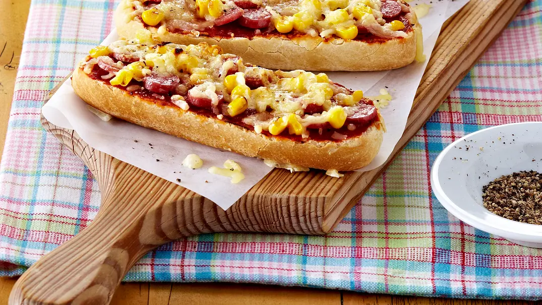 Käse-Baguette mit Salami und Mais Rezept - Foto: LECKER @ Bauer Media Group Käse-Baguette mit Salami und Mais Rezept - Foto: LECKER @ Bauer Media Group