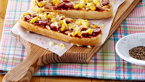 Käse-Baguette mit Salami und Mais Rezept - Foto: House of Food / Bauer Food Experts KG