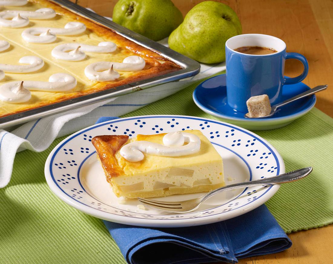 Käse-Birnenkuchen mit Baiserhaube Rezept | LECKER