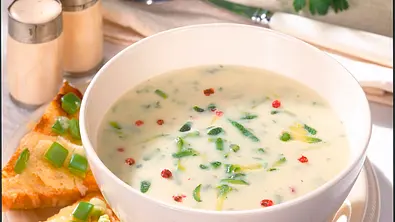 Käse-Cremesuppe mit Zucchini Rezept - Foto: LECKER @ Bauer Media Group