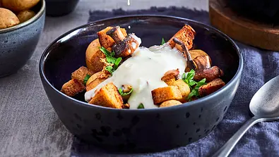 Käse-Fondue-Suppe mit Spektakel Rezept - Foto: LECKER @ Bauer Media Group