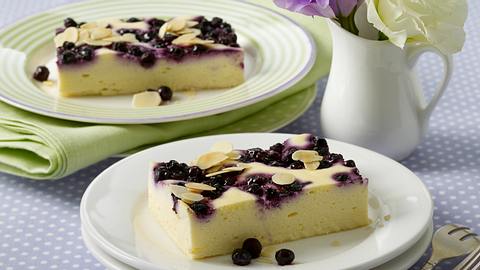 Käse-Heidelbeer-Kuchen vom Blech Rezept - Foto: House of Food / Bauer Food Experts KG