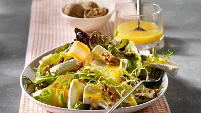 Käse-Nuss-Salat mit Honig-Vinaigrette Rezept - Foto: LECKER @ Bauer Media Group