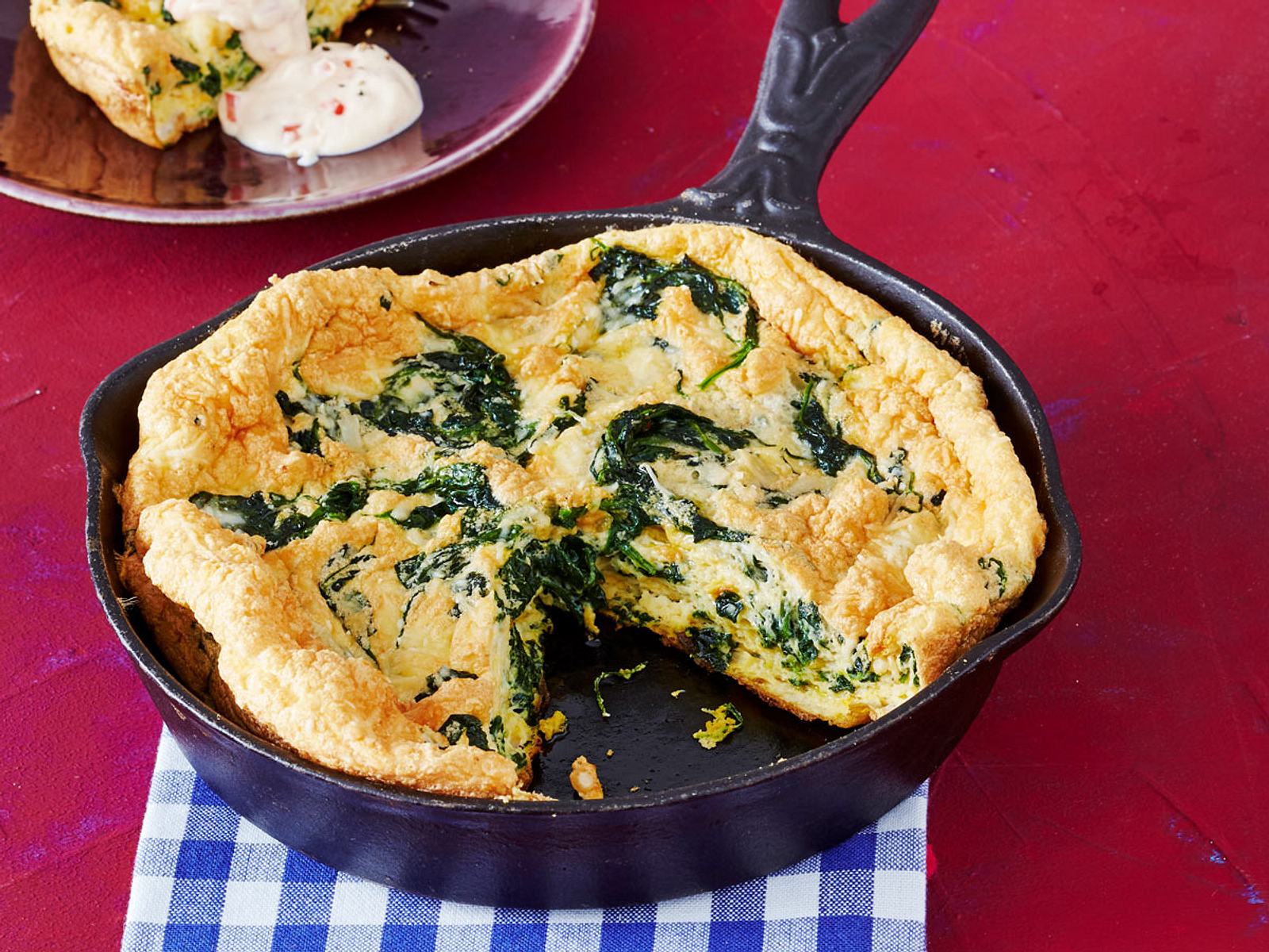 Käse-Omelett mit Paprikaquark Rezept | LECKER
