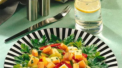 Käse-Paprika-Salat Rezept - Foto: LECKER @ Bauer Media Group