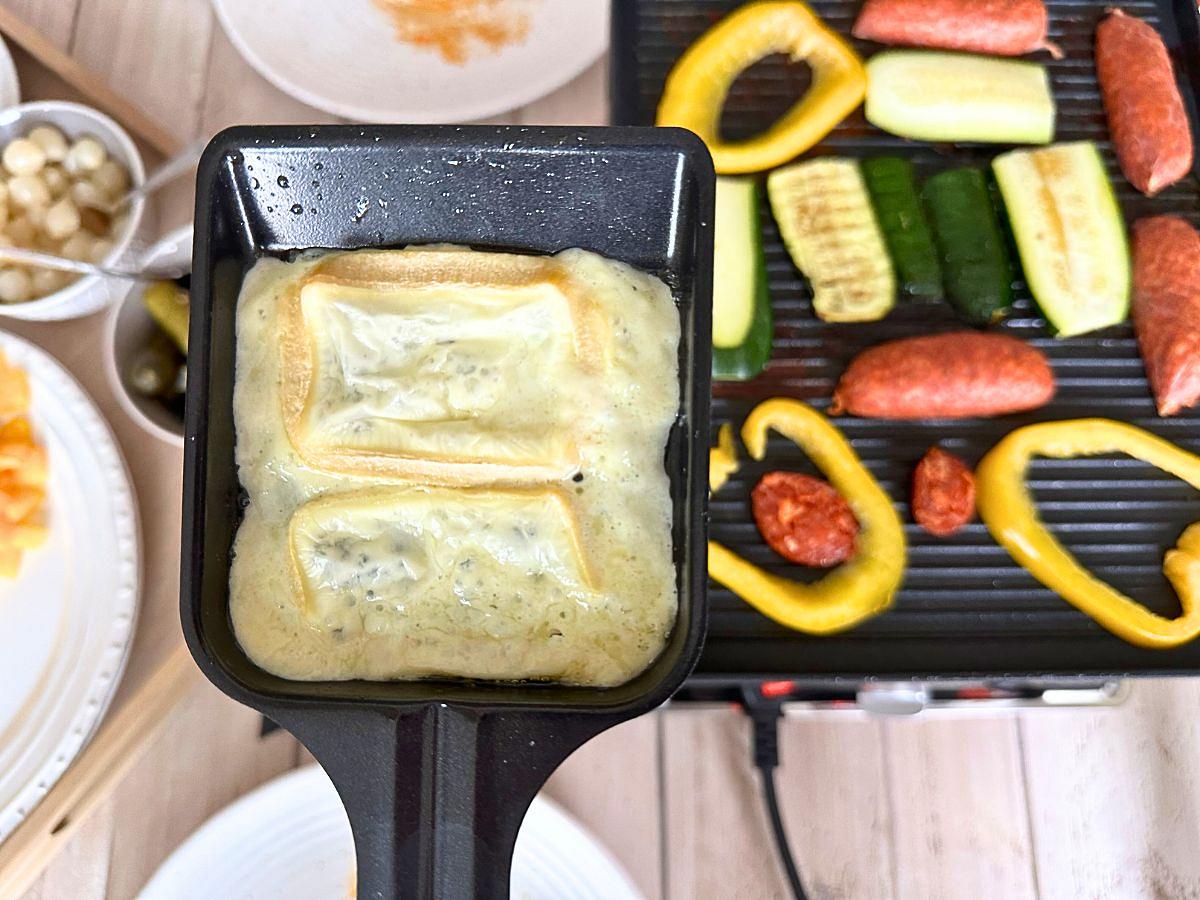 Käse-Pfännchen beim Solis 5-in-1-Tischgrill 