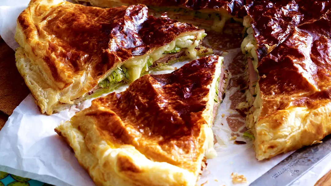 Käse-Pie mit Schinken und Zucchini Rezept - Foto: LECKER @ Bauer Media Group