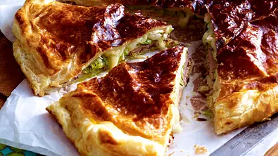 Käse-Pie mit Schinken und Zucchini Rezept - Foto: LECKER @ Bauer Media Group