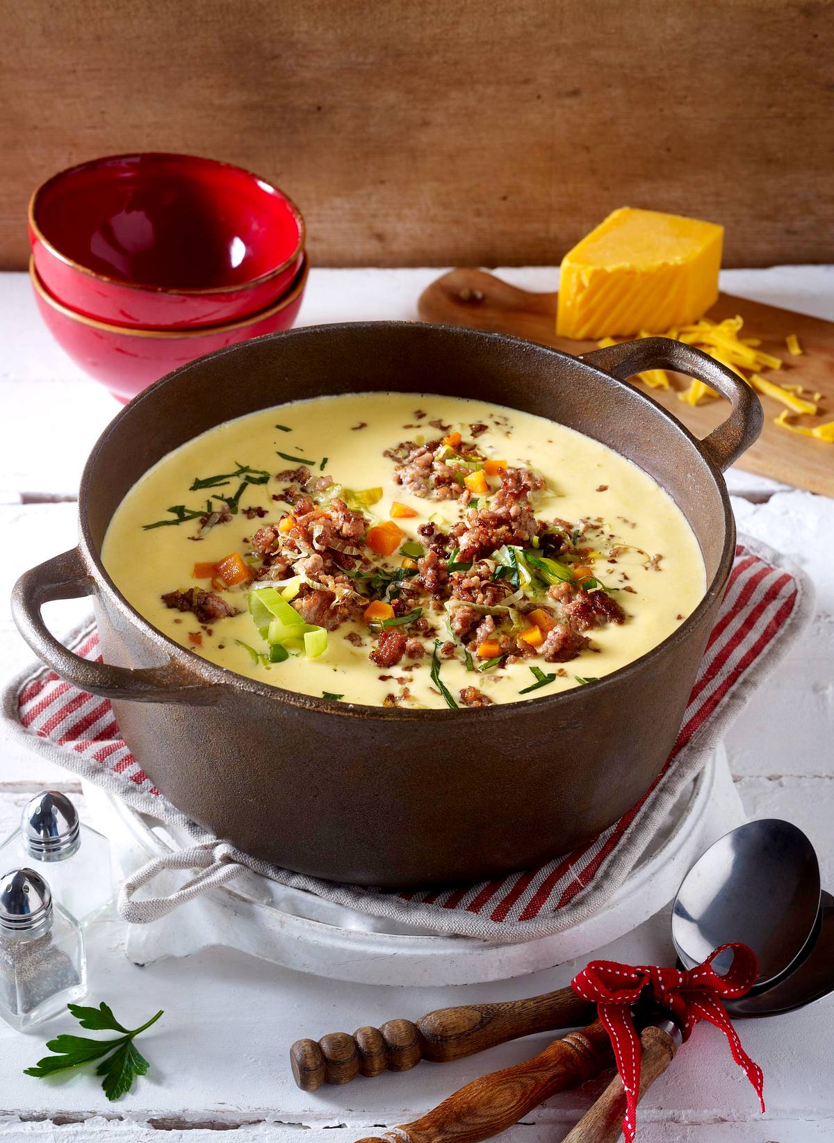 Käse-Porree-Suppe mit Hack-Topping Rezept