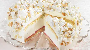 Käse-Sahne-Torte mit Baiser Rezept - Foto: LECKER @ Bauer Media Group