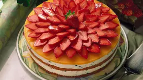 Käse-Sahne-Torte mit Erdbeeren Rezept - Foto: LECKER @ Bauer Media Group