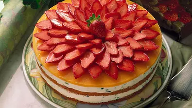 Käse-Sahne-Torte mit Erdbeeren Rezept - Foto: LECKER @ Bauer Media Group