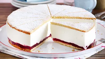 Käse-Sahne-Torte mit Preiselbeeren Rezept - Foto: LECKER @ Bauer Media Group Käse-Sahne-Torte mit Preiselbeeren Rezept - Foto: LECKER @ Bauer Media Group