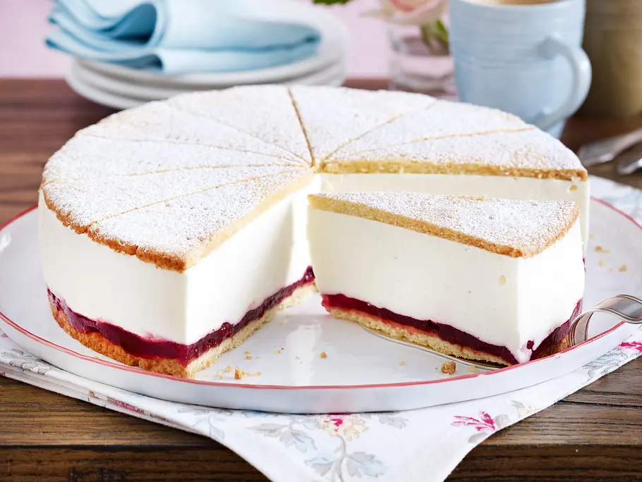 Käse-Sahne-Torte mit Preiselbeeren Rezept Käse-Sahne-Torte mit Preiselbeeren Rezept