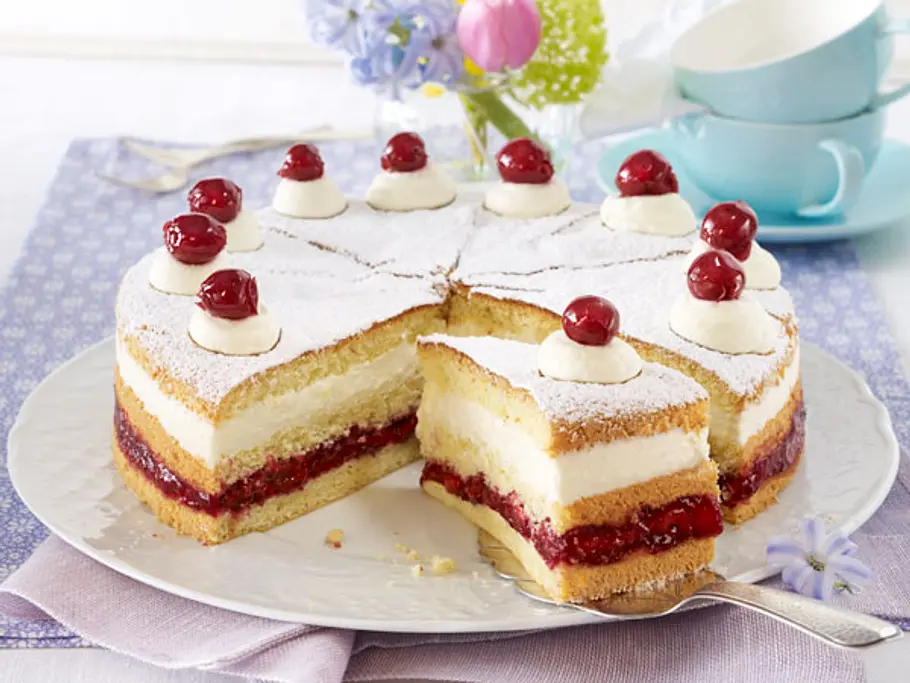 Käse-Sahnetorte (Mandelbiskuit) mit Kirschkompott Rezept Käse-Sahnetorte mit Kirschkompott Rezept