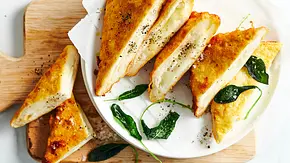 Käse-Sandwiches in „Mozzarella in Carrozza“-Design Rezept - Foto: LECKER @ Bauer Media Group