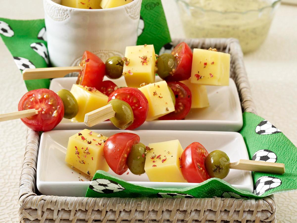 Käse-Spieße mit Oliven und Kirschtomaten zu Senfdip (Fußball-Snack) Rezept